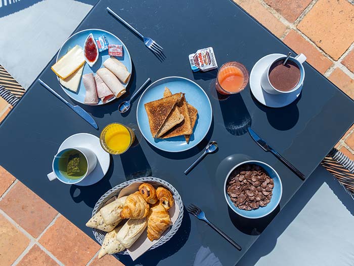 Petit-déjeuner au Château Maravenne